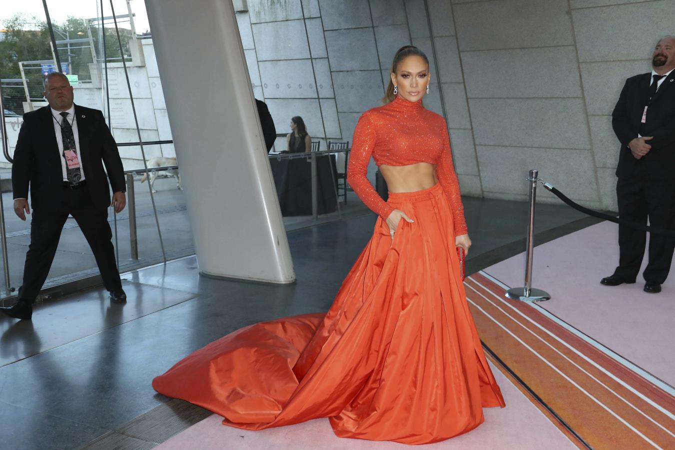 Este es uno de los últimos looks de Jennifer Lopez antes de cumplir 50 años. La artista acudió a los CFDA’S 2019, donde fue premiada, con este conjunto naranja de Ralph Lauren.