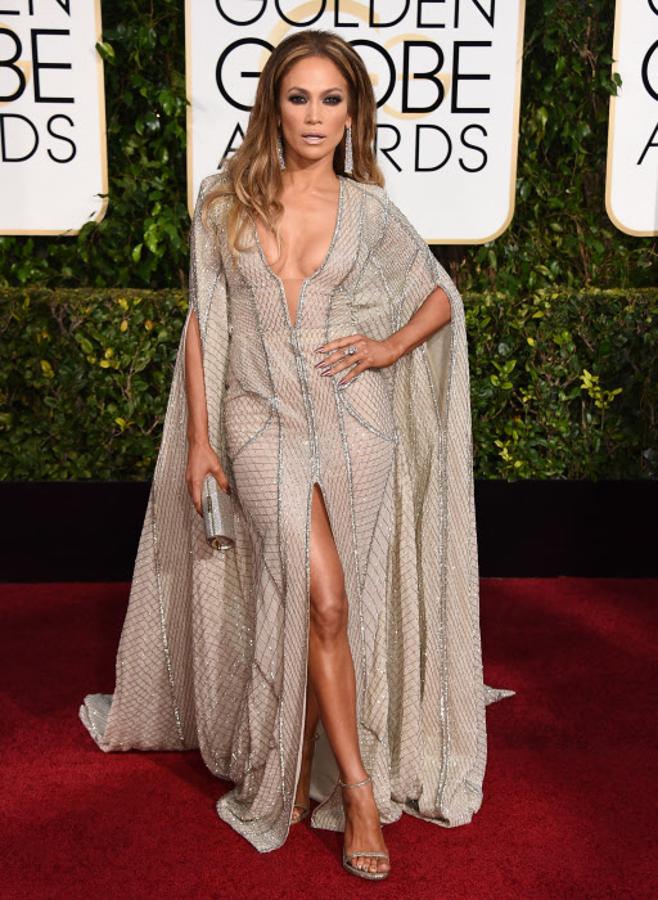 Para los Globos de Oro de 2015, Jennifer Lopez se enfundó en este vestido color nude con gran escotazo, enorme raja y capa de Zuhair Murad.