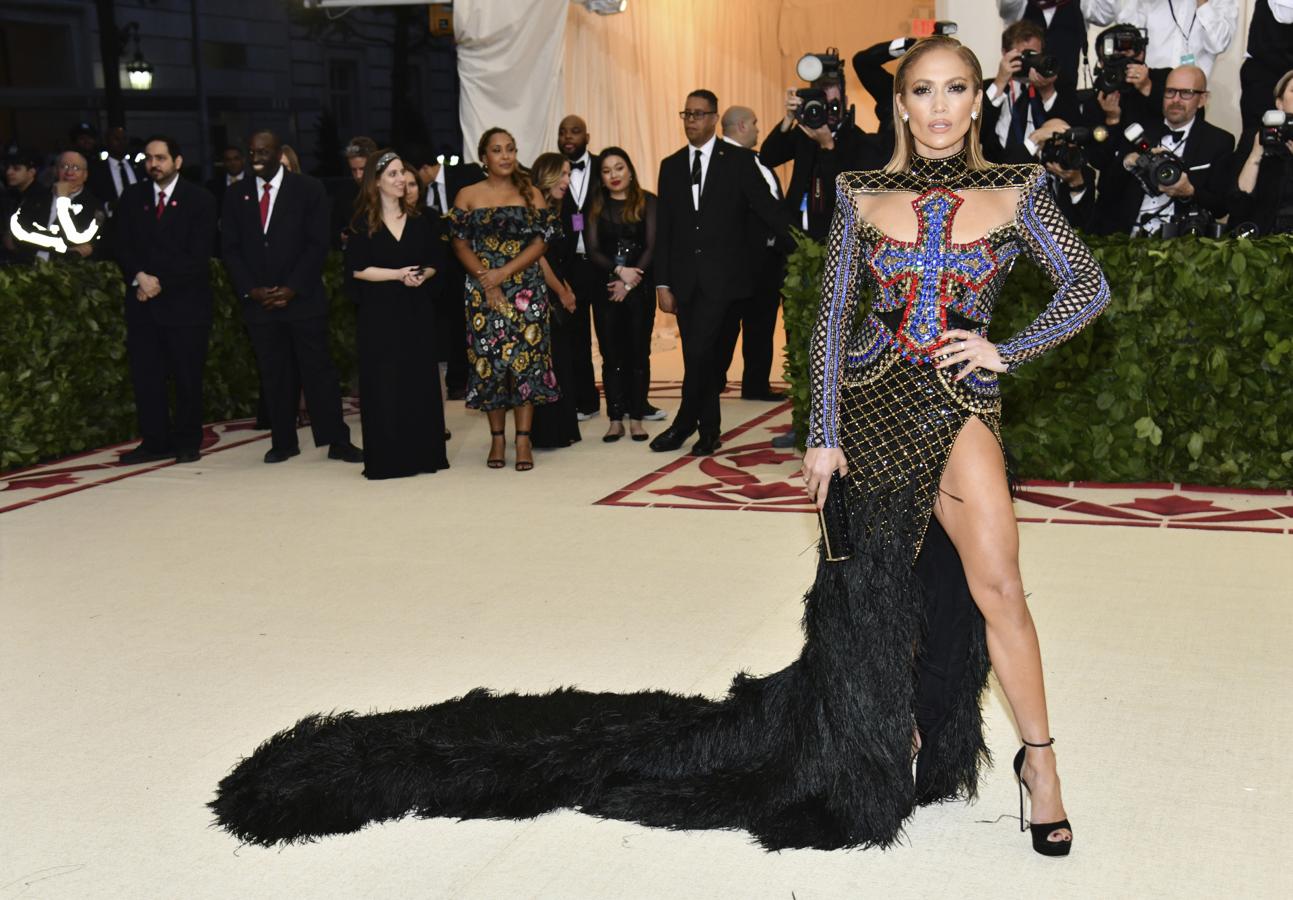 En la Gala MET de 2018, Jennifer Lopez apostó de nuevo por la raja de la pierna con este diseño de Balmain.