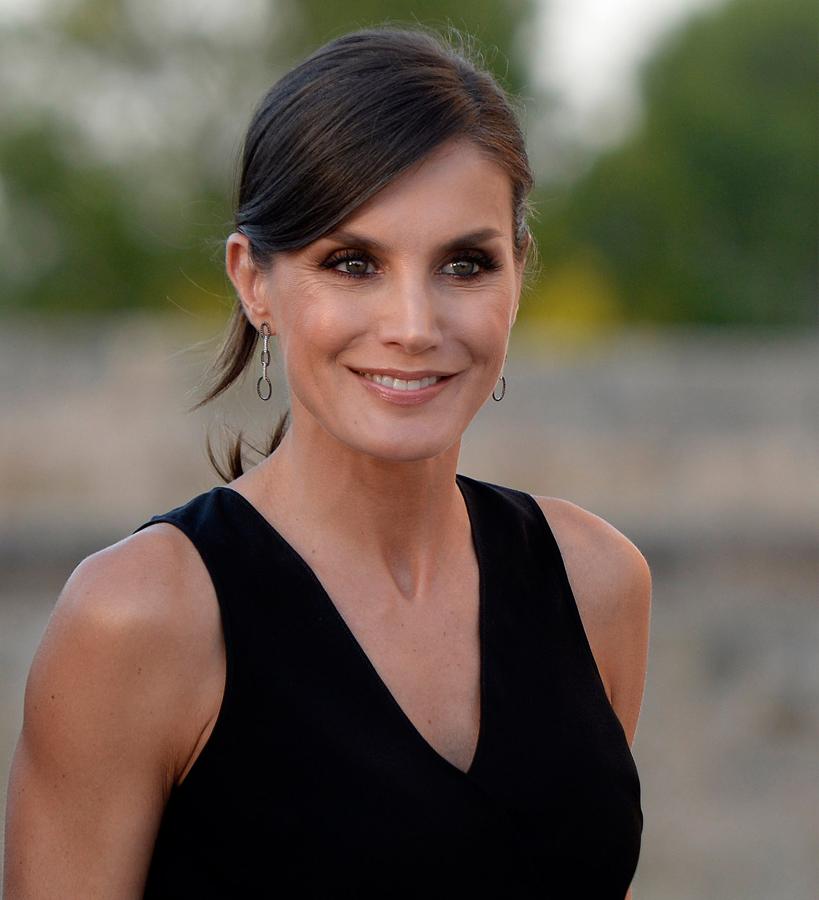 Para recoger su cabello de una forma un poco más informal, la Reina suele recurrir a ls coletas. Le gusta cubrir la goma con un mechón de pelo y acompañarlas de flequillo ladeado.