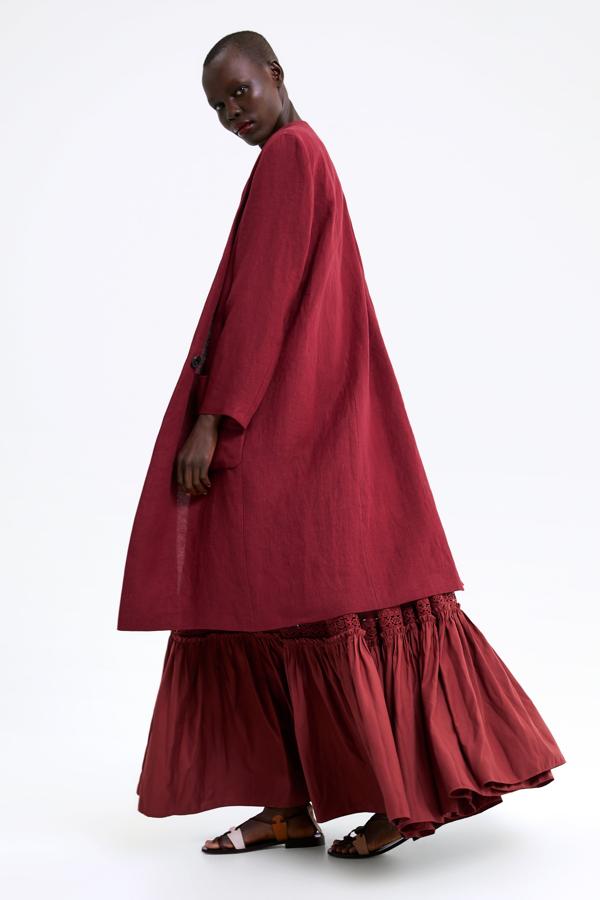 Las rebajas de verano son el mejor momento para comprar prendas de otoño a precios de chollo, como este abrigo de lino granate, que en Zara pasa de 79.95 a 19.99 euros.