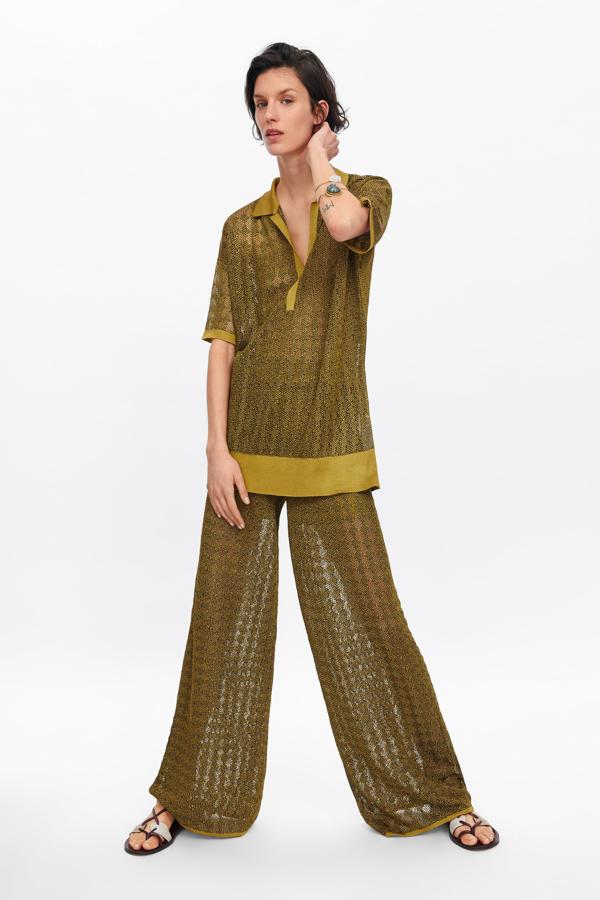 Estamos enamoradas de este conjunto setentero de las rebajas de Zara: el polo pasa de 25.95 a 9.99 euros; y los pantalones, de 29.95 a 9.99 euros.