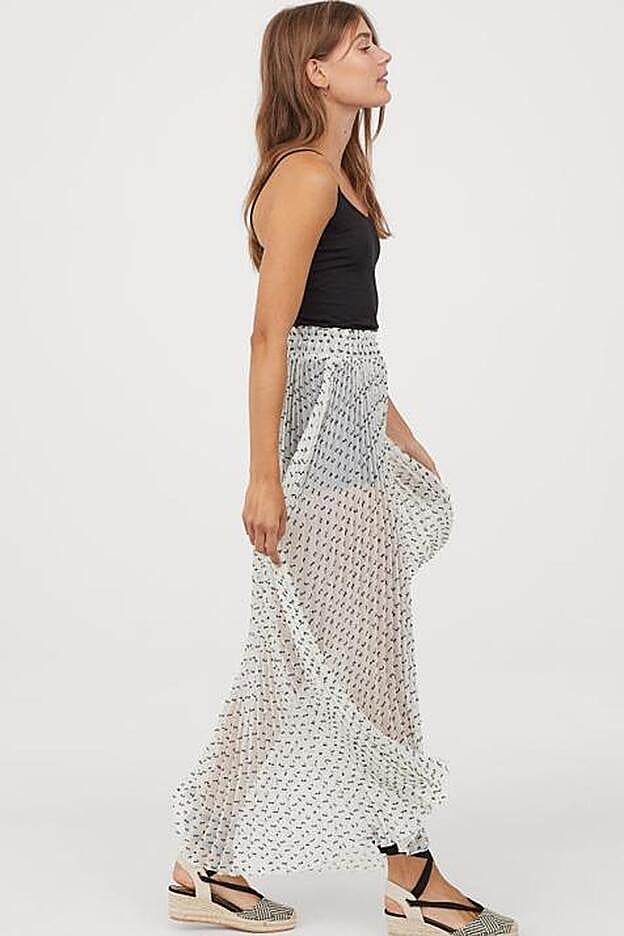 Falda plisada larga y romántica en plumeti vaporoso de H&M.