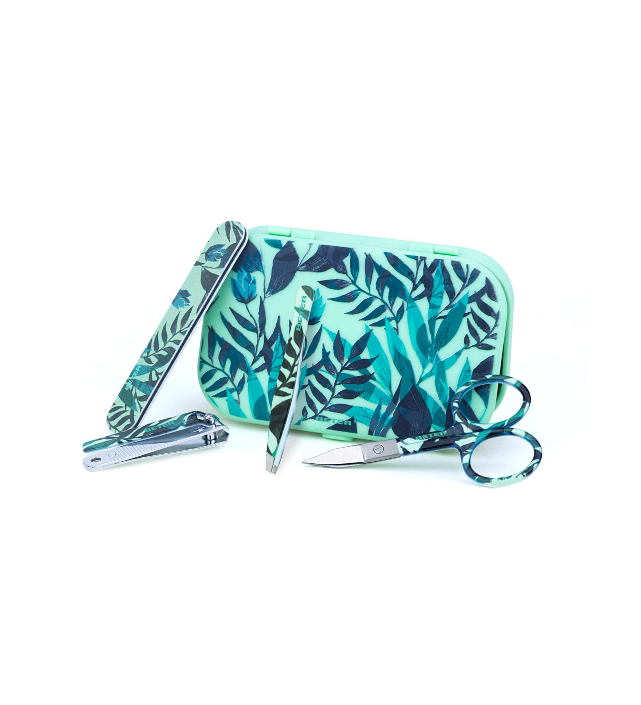 Y en verano si algo no puede faltar son las herramientas para la manipedi, porque no dejarás de lucir los pies y porque la arena hace estragos en tus uñas. Hazte con un estuche en formato reducido y bien organizado para que ocupe lo menos posible.  Mini Travel Kit de Beter  (21,65 €).