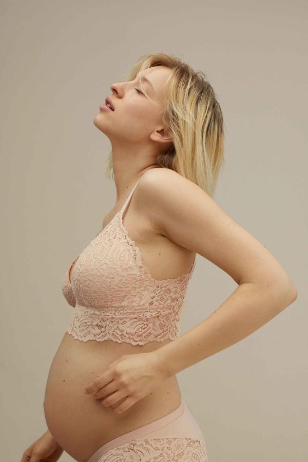 Sorprende ver a una embarazada en una campaña de ropa interior, pero nos encanta la idea.