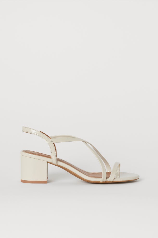Unas elegantes para tus looks de invitada: sandalias con tiras cruzadas en color crudo. De H&M. 19,99 euros.