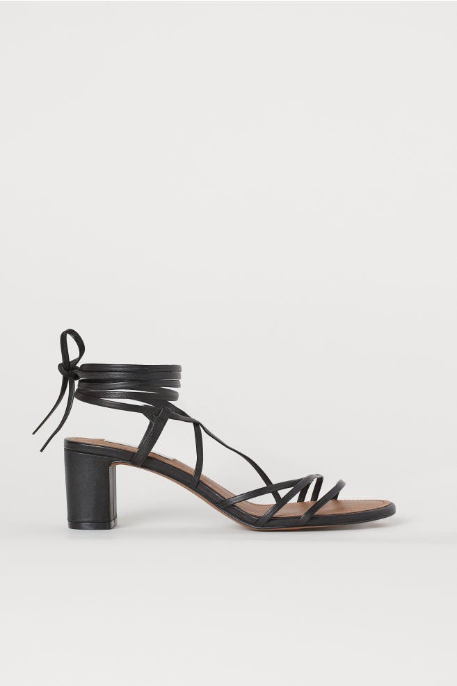 Unas para toda la vida: sandalias negras de piel con tiras atadas a la piernas. Un básico necesario. De H&M. (49,99 euros).