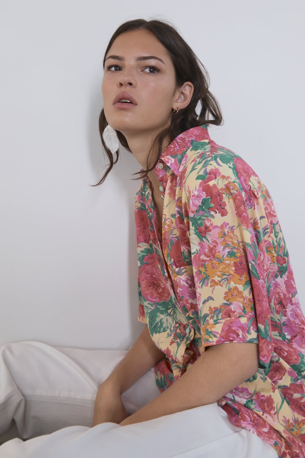 Blusa fluida de cuello con solapa y con manga corta: 29,95 euros en Zara.