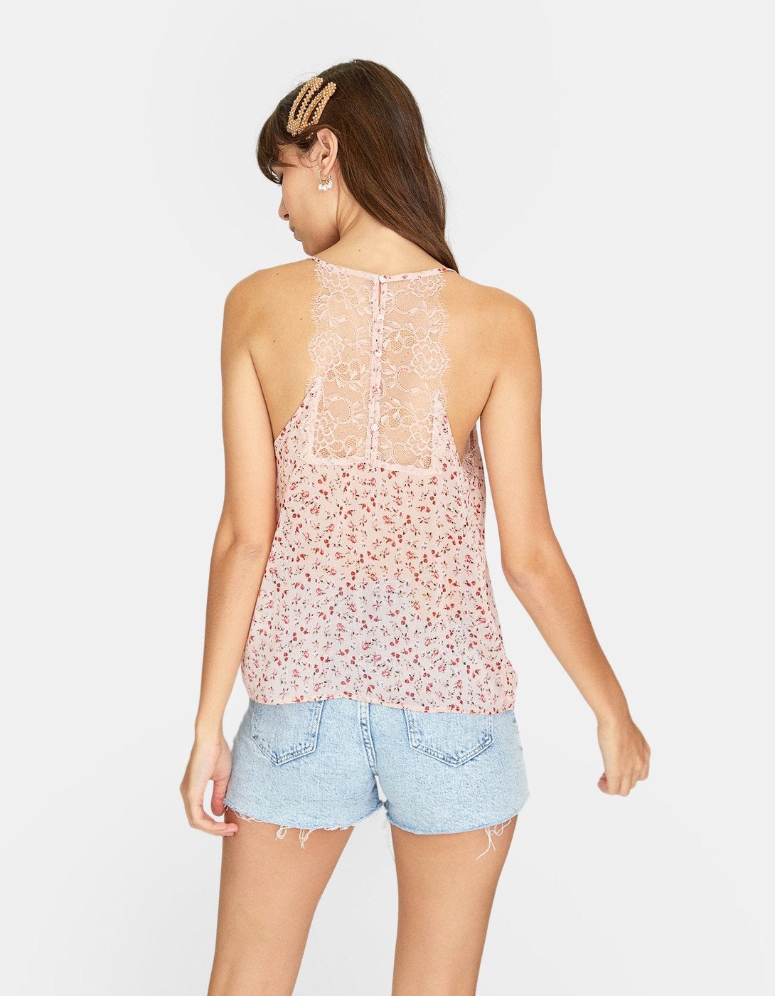 Top con estampado floral y lencero en la espalda: 7,99 euros en Stradivarius.