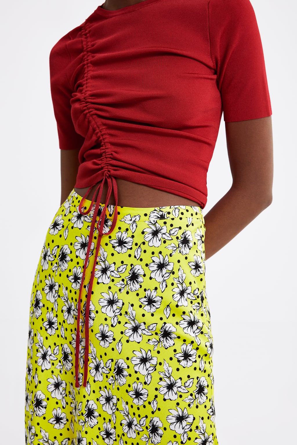 Jersey de punto de cuello redondo y manga corta con detalle de cordón delantero: 7,99 euros en Zara.