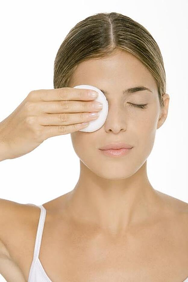 Para retirar el maquillaje de los ojos la mejor opción es empapar un disco de algodón en un producto desmaquillante adecuado y retirar suavemente sin frotar.