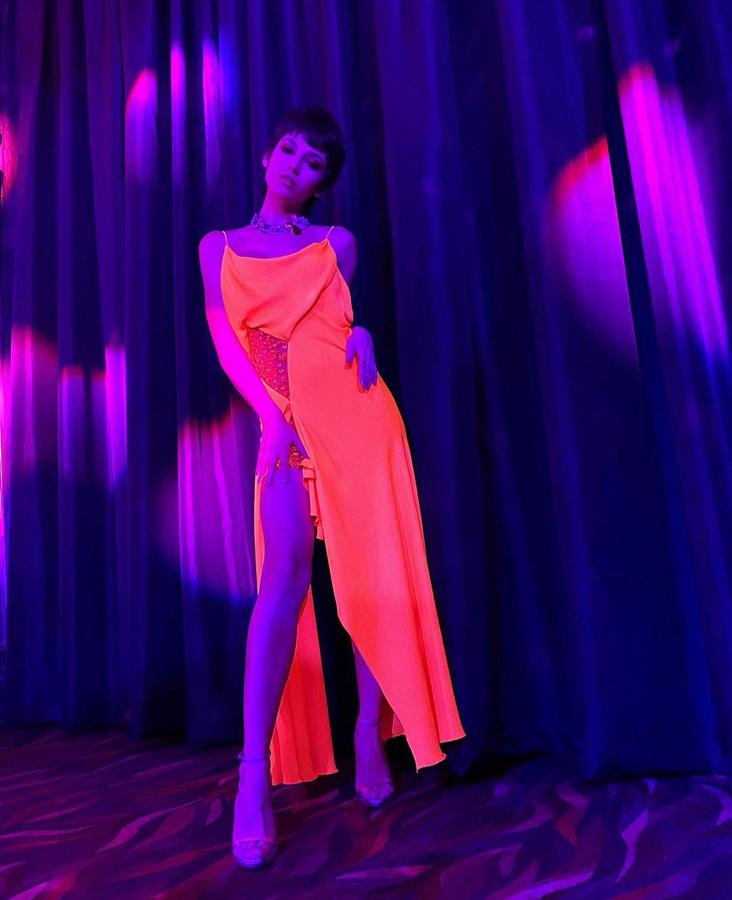 Fue en Hong Kong también donde Úrsula Corberó lució, brilló y destacó con este vestido fluorescente. La apertura lateral hacía de este estilismo no de los más sexys de la actriz.