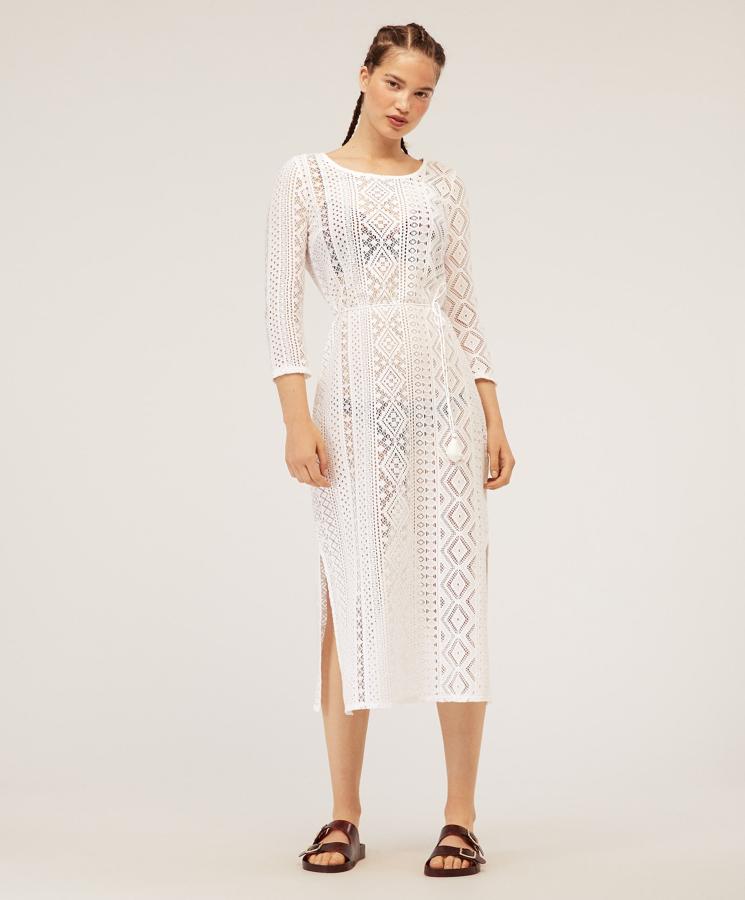 No puedes irte a la playa sin un vestido blanco calado de estilo ibicenco. Este de Oysho pasa ne las rebajas de 25.99 a 12.99 euros.