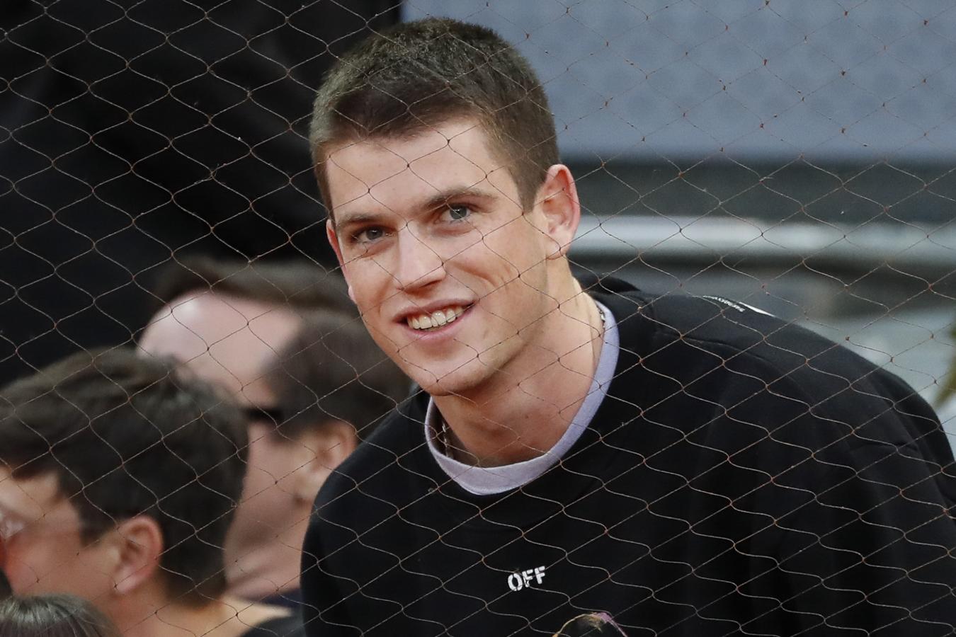 Lo vimos en Elite y caímos rendidas a esos ojos azules. En la serie de Netflix interpreta a Guzmán, un chico adolescente de familia adinerada al que le cambiará la vida la llegada de tres becados a Las Encinas, instituto privado en el que estudia.