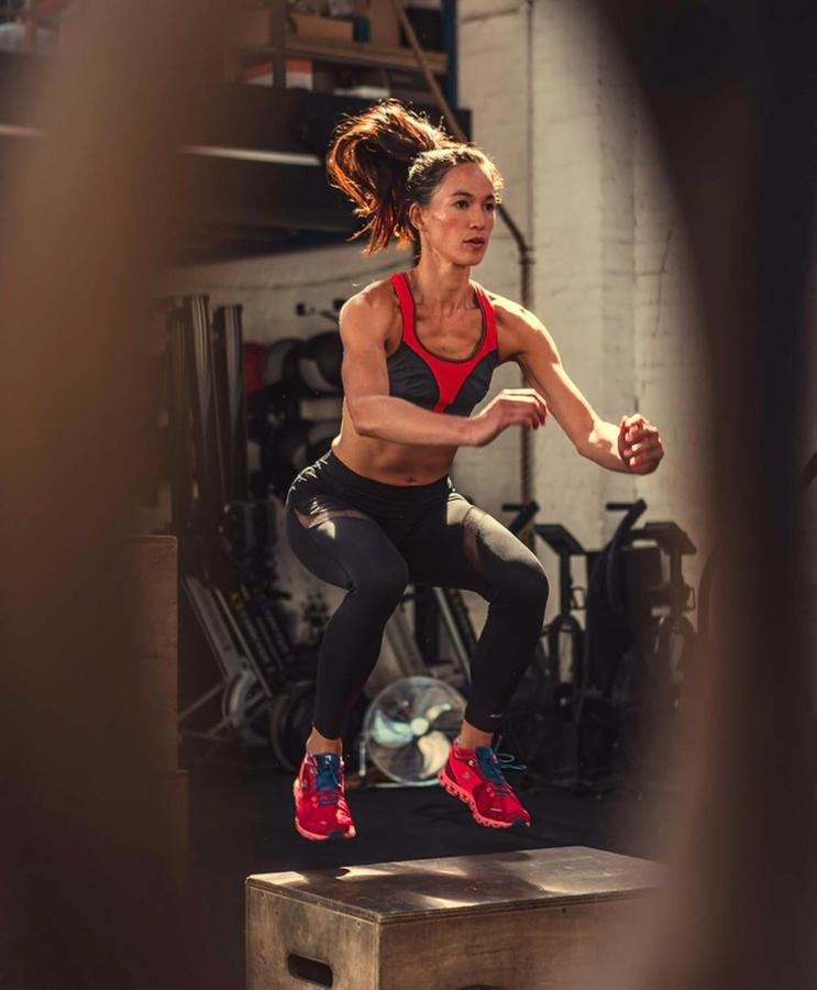 Para el salto al cajón o box jump no necesitaremos más que una superficie a la que saltar con nuestro propio peso. Aunque no lo parezca, es uno de los movimientos más completos para fortalecer todo el cuerpo.El salto vertical, con las dos piernas juntas, es un ejercicio exigente que trabaja todos los músculos del tren inferior y el core. Forma parte de los ejercicios pliométricos, los cuales desarrollan la fuerza explosiva y queman muchísimas calorías.