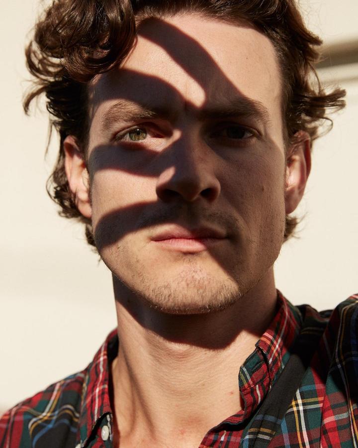 Interpreta a Lucifer en 'Sabrina'. Al Australiano, que interpreta a la forma humana de Satán, ya lo habíamos visto en series como 'How To Get Away With Murder', 'Modern Family' y en la serie 'The Librarians', aunque 'El Mundo Oculto de Sabrina' es, prácticamente, su primer rol principal. Y nos encanta.