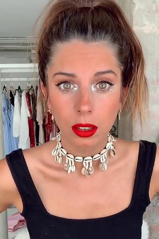 El segundo look resalta la zona del lagrimal con copos de purpurina metalizados.