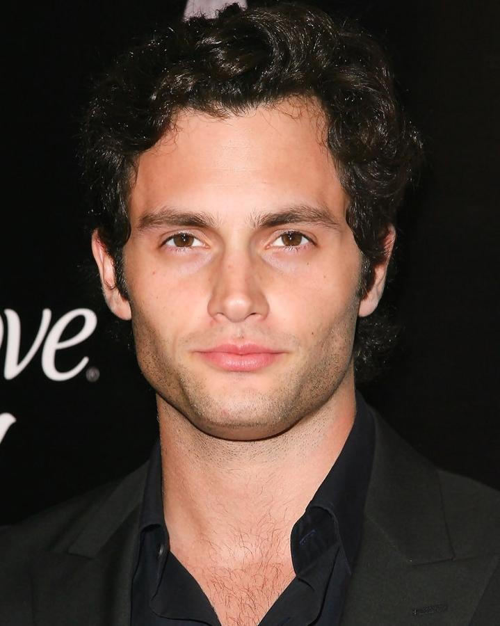 De ser el tío raro en Gossip Girl, Penn Badgley se convirtió en el acosador obsesivo en You. Lo cierto es que se trata de un tipo encantador con un rostro de niño misterioso. Su imagen de chico bueno/ malo lo convierten en uno de nuestros favoritos.