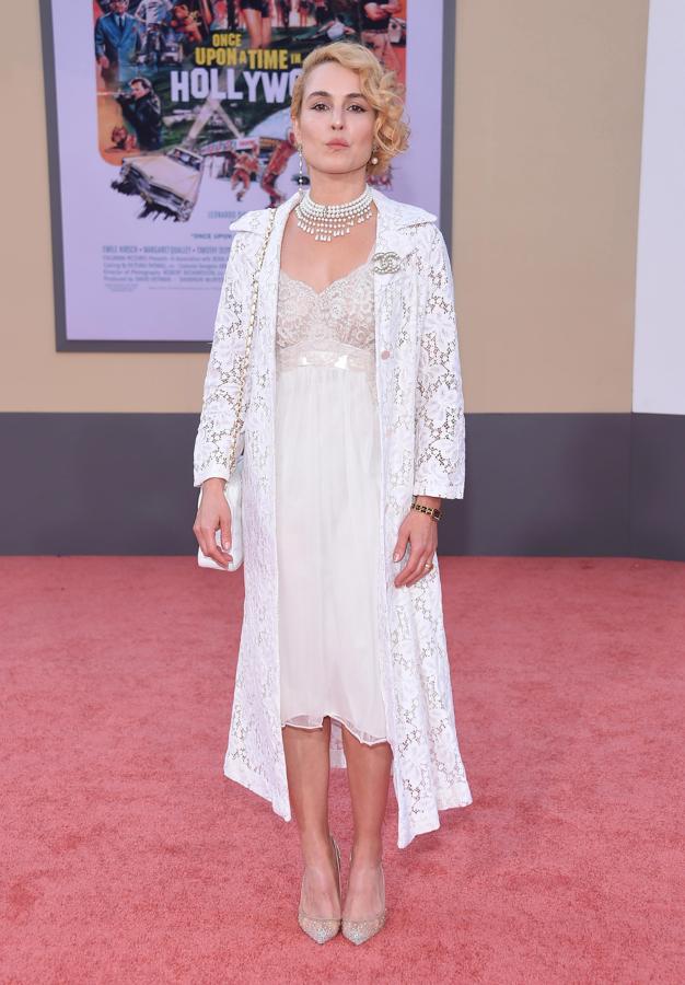 Blanco, firmado por Chanel y de inspiración retro. Aunque la fórmula de estilo era casi igual a la de Margot Robbie, Noomi Rapace no consiguió igualar a su compañera de profesión.