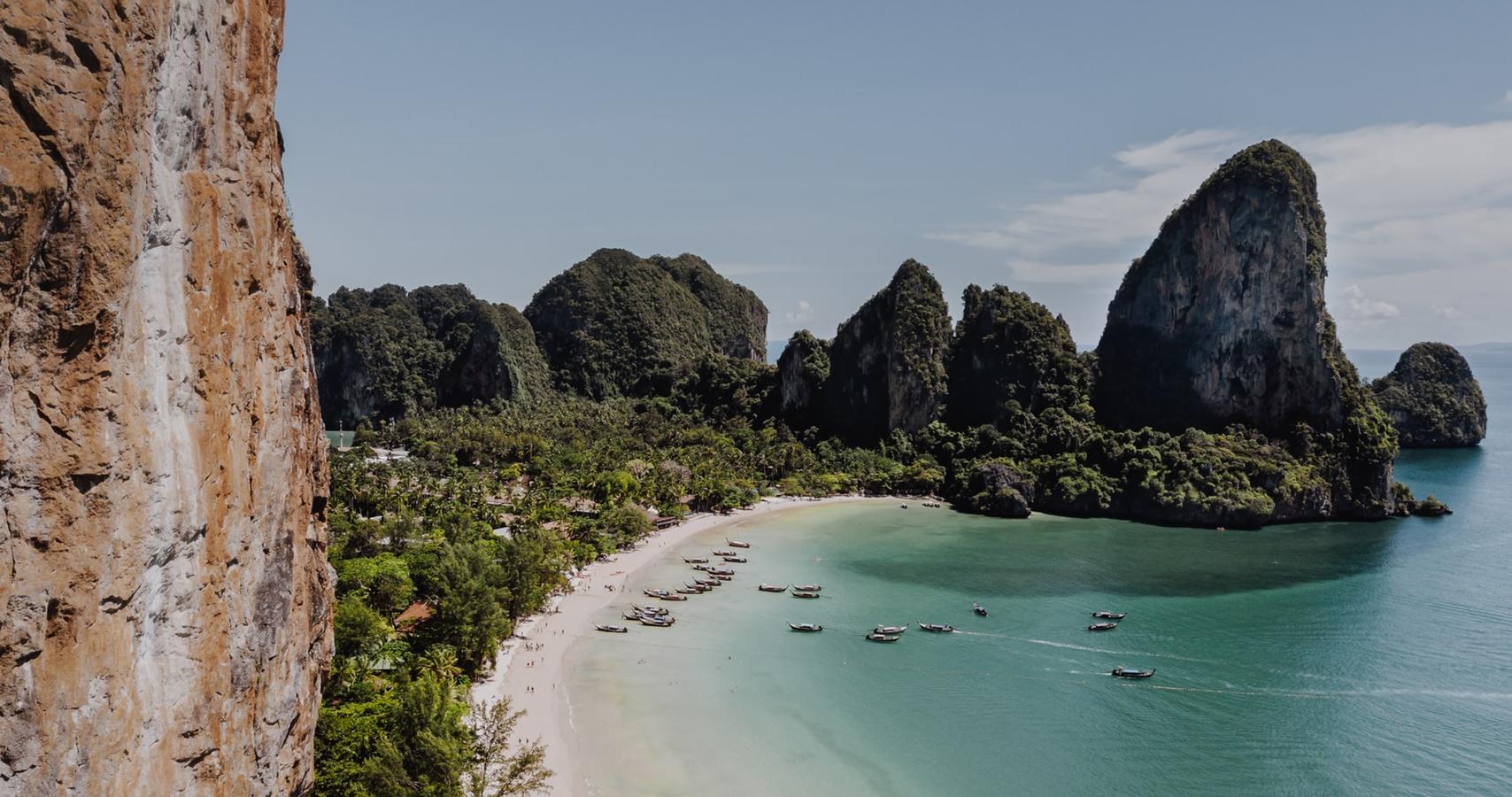 La provincia de Krabi, al sur de Tailandia, puede presumir sin remordimientos de albergar las mejores playas de todo el país. No sin motivo algunas de sus islas han sido escenario de numerosas películas. PHI PHI: Pequeño archipiélago situado en el mar de Andamán, al sur de Tailandia. Por su enorme belleza se ha convertido en un lugar muy popular para el turismo, pero en cuanto pongas un pie en sus playas entenderás que nadie se puede ir de Tailandia sin disfrutarlo.