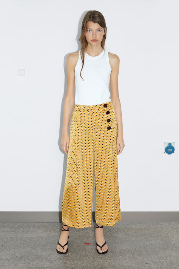 Estos pantalones culotte de satén estampado de la nueva colección de Zara los podrás usar de la mañana a la noche y cuestan 19.95 euros.