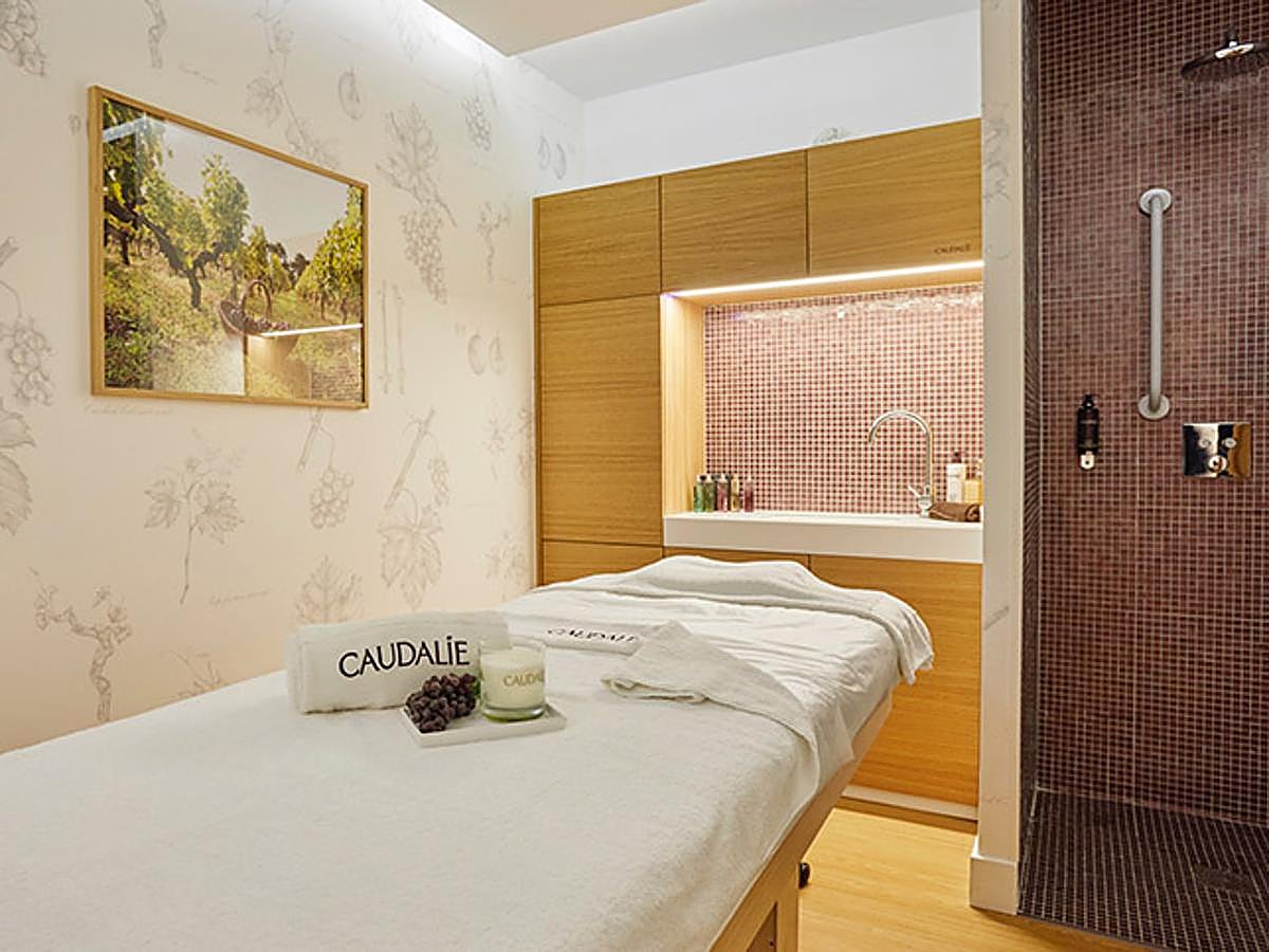 ¿Que no puedes huir de la ciudad o ya has agotado todas tus vacaciones? Pues no renuncies a darte un placer. Haz un break al terminar la jornada intensiva o pide cita para el fin de semana. En pleno barrio de Salamanca de  Madrid ,  Caudalie acaba de abrir su primera boutique spa , un espacio donde expertas vinoterapeutas realizan un diagnóstico personalizado y aplican protocolos únicos faciales y corporales.