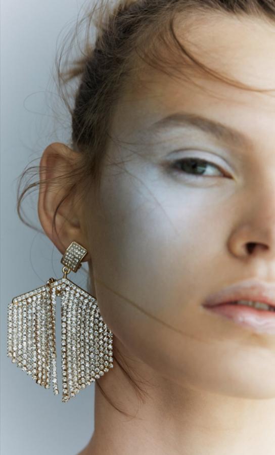 Los degradados difuminados pueden ir mucho más allá de los párpados. De hecho en Zara nos proponen extenderlos hasta parte de los pómulos y la sien. Puedes dejarlo simplemente así o combinarlo con glitter para un look cien por cien festivalero.