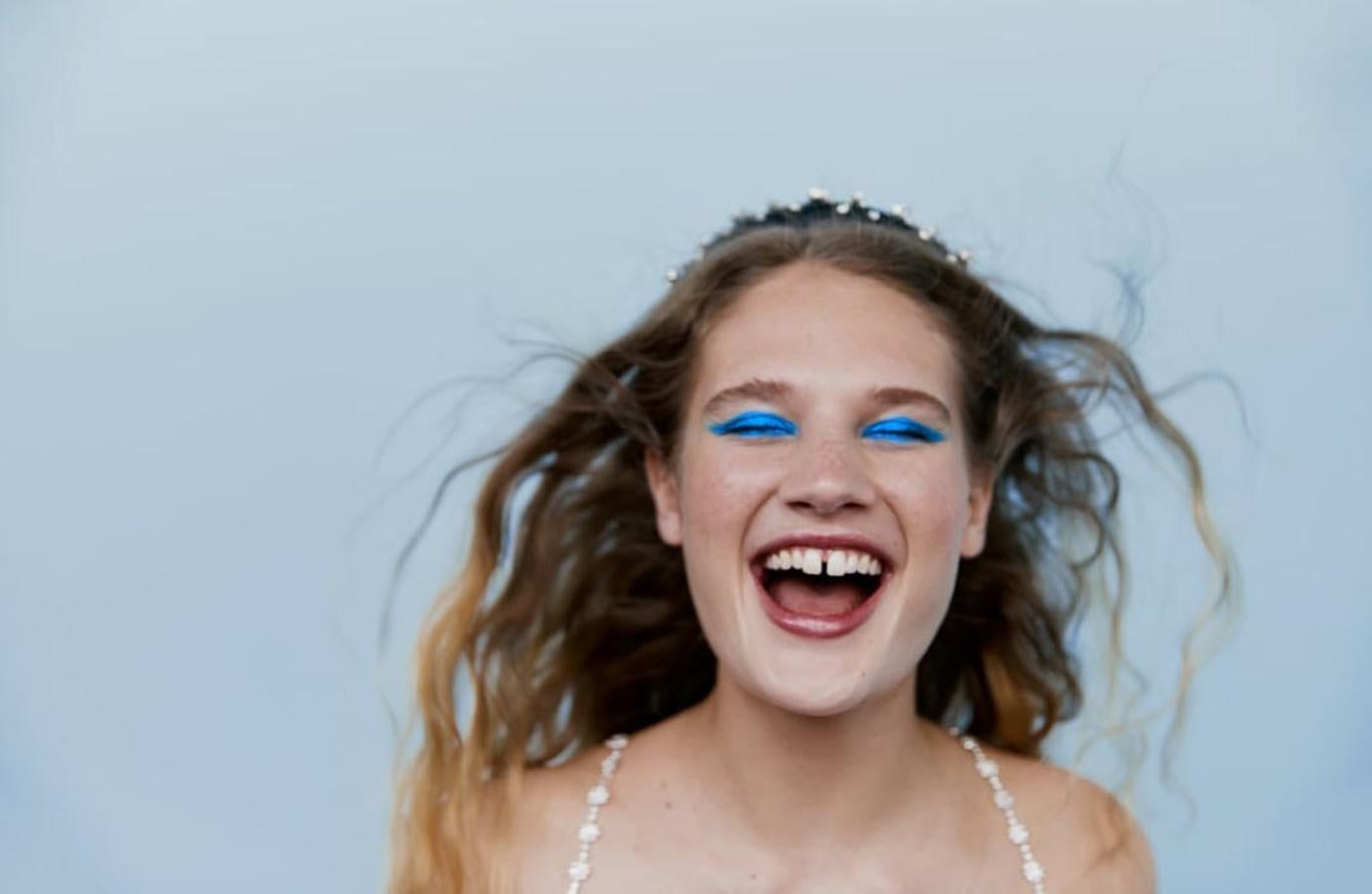 Las sombras metalizadas triunfan sí, pero los tonos neón también. Así que no te olvides de incluirlos en tus maquillajes más festivaleros.