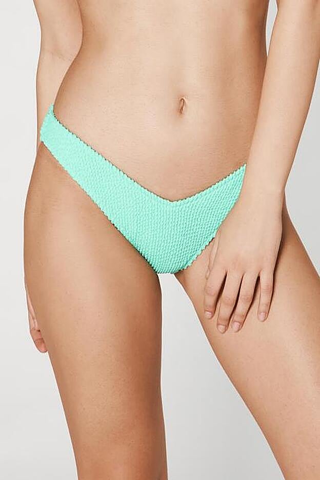 Braguita de bikini con fruncidos, 15 euros.