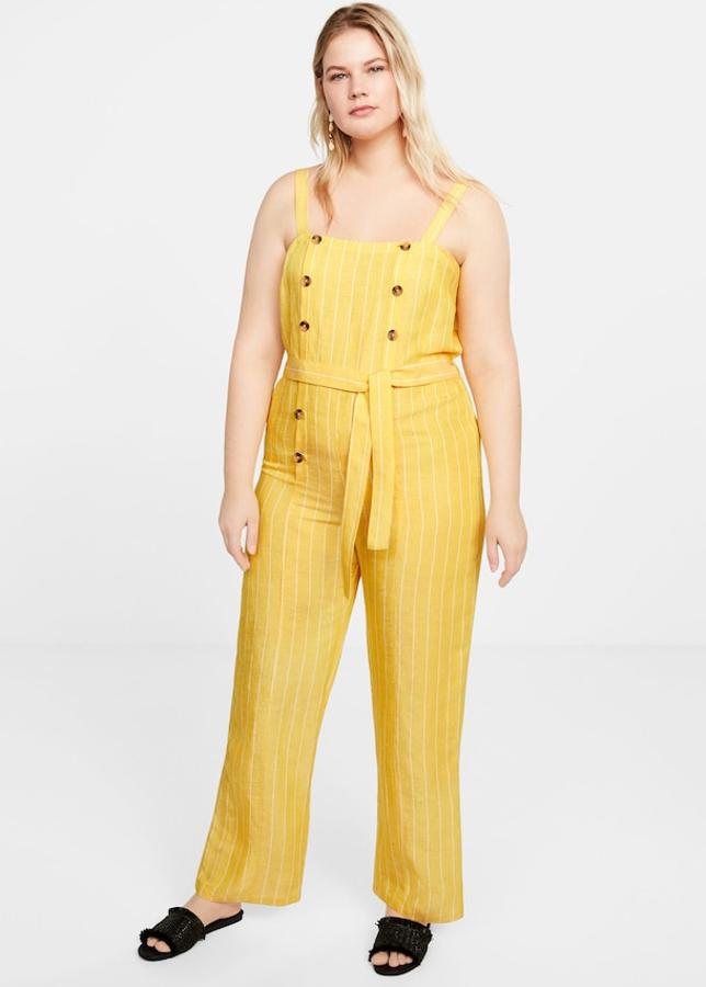 Mono de lino amarillo a rayas blancas de Violeta que puedes comprar por 29,99 euros (costaba 59,99 euros). Se trata de un diseño largo, de corterecto, tirantes anchos y lazo a la cintura. Cierra con una doble botonadura con botones de efecto carey.