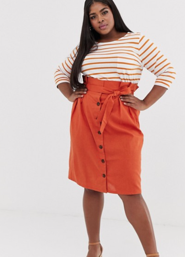 Falda de lino abotonada, con la cintura paperbag anudada, de la marca Unique21 Hero. La tienes en Asos por 26,99 euros (costaba 45,99 euros).