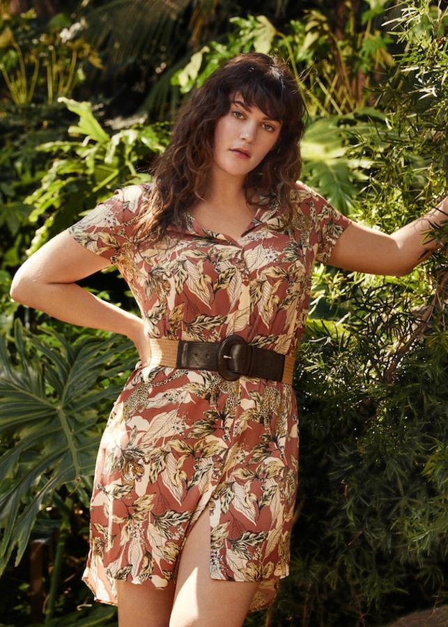 Vestido con estampado tropical de Violeta (pasa de 59,99 euros a 29,99 euros). Se trata de un diseño midi de silueta recta y tejido fluido. Lleva cuello clásico, manga corta, lazo desmontable a la cintura y cierra con botones.