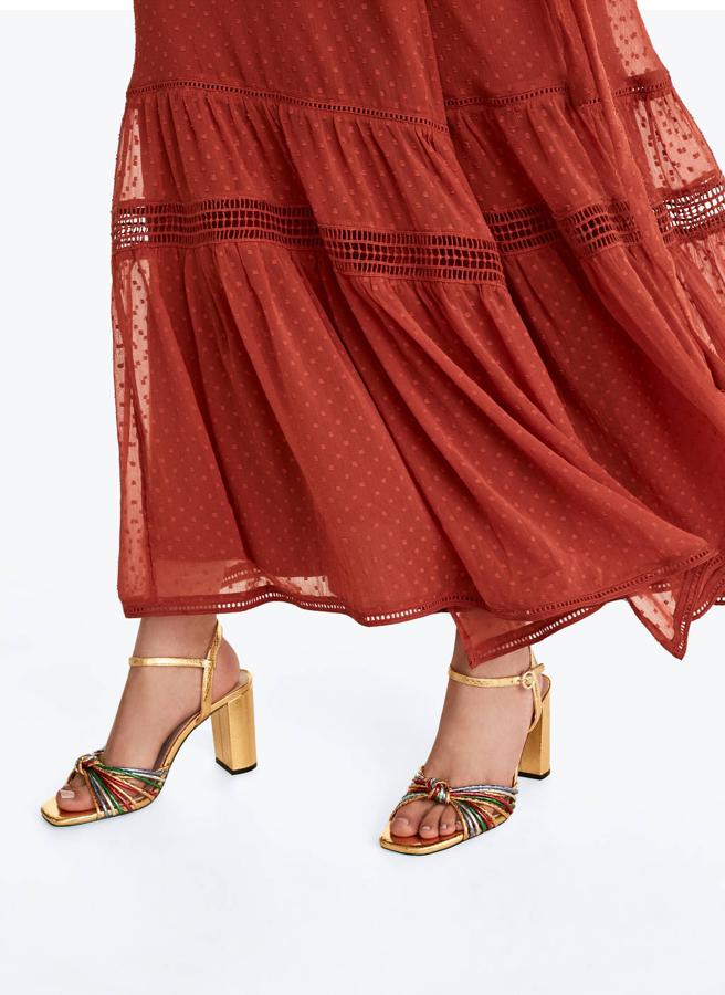 Unas sandalias de fiesta, pero con tacón ancho y cómodo, como estas de Uterqüe (99 euros).