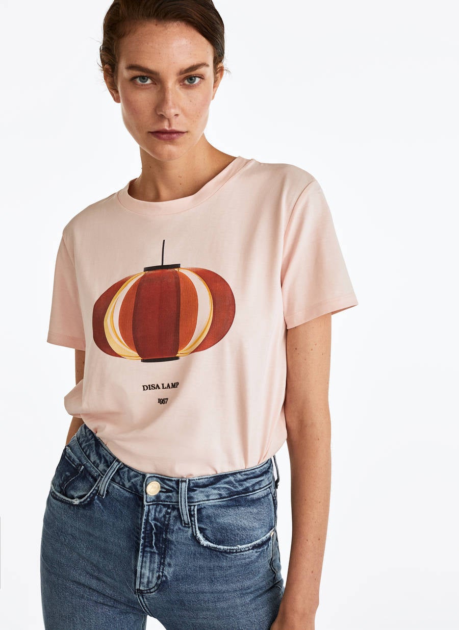 Camiseta de manga corta con lámpara impresa: 49 euros en Uterqüe.