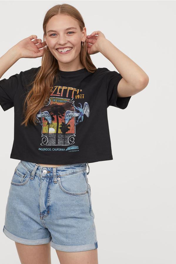 H&M tiene esta camiseta de Led Zepelling cropped por 9,99 euros.