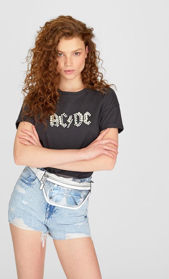 En Strsdivarius hay esta camiseta gris con el nombre de AC/DC formado con perlas por 17,99 euros.