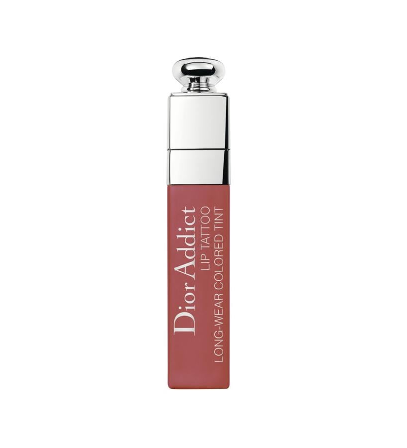 Deja una sensación de labios al desnudo, frescos, simplemente teñidos de color durante12 horas. Se puede aplicar solo para un resultado tatuaje, o como base bajo el labial para conseguir un acabado luminoso.  Dior Addict Lip Tattoo, tono Natural Brown, de Dior  (37 €).