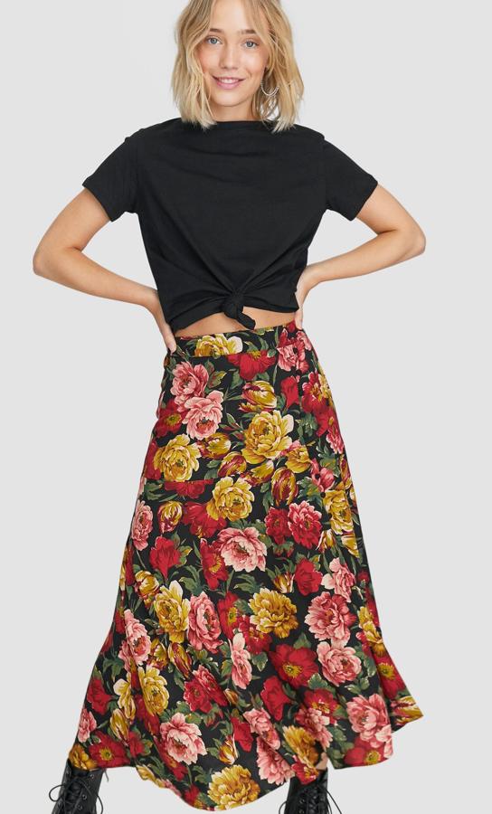 Falda midi con silueta línea evasé, estampada con las grandes flores que tanto se van a llevar en otoño (Stradivarius, 19,99 euros).