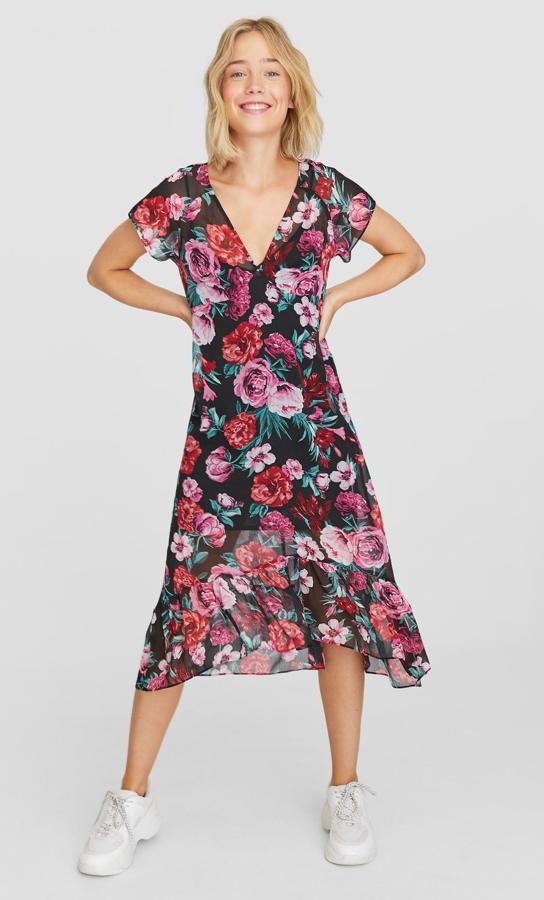 Vestido midi con escote de pico y un estampado de flores XXL en tejido de bámbula (Stradivarius, 25,99 euros).