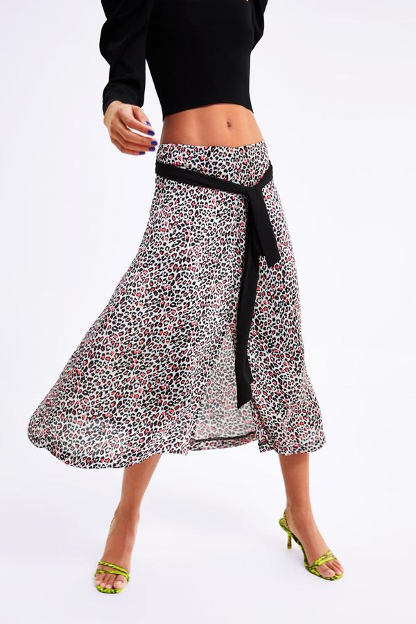 Falda con estampado animal print, abertura en el delantero y aplicación de lazo en la cintura, 9,99 euros.