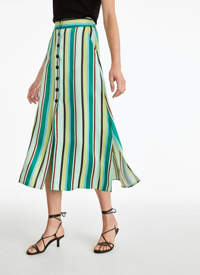 Falda con estampado de rayas verticales en tonalidades verdes y cierre delantero de botones con abertura, 39,95 euros.