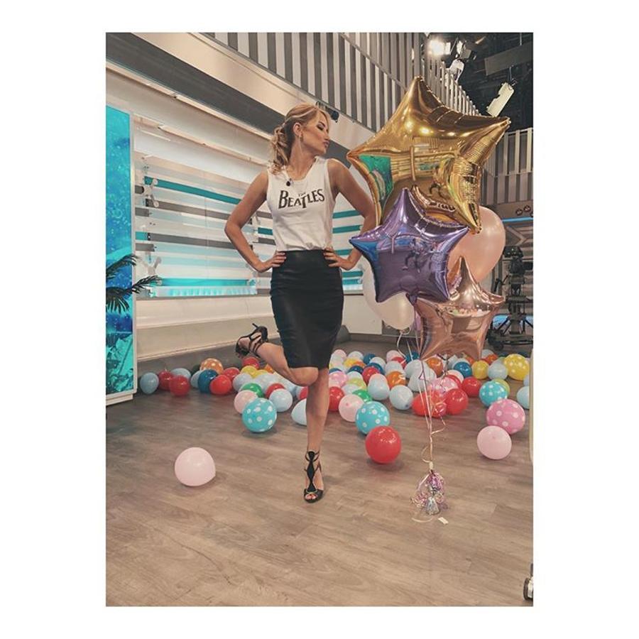 Alba Carrillo acierta al combinar esta falda lápiz de cuero de Cosette con una camiseta sin mangas de 'The Beatles'.