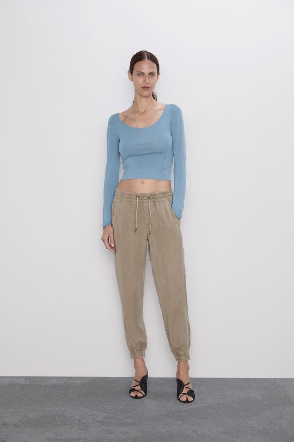 La versión más relajada la encontramos con estos pantalones de 'jogging' con bajo elástico. Sin de la nueva colección de Zara, saltan del gimnasio al 'street style' y cuestan 29.95 euros.