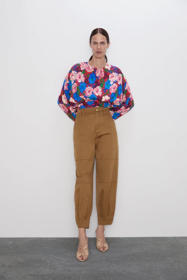 De inspiración 'cargo' y silueta 'baggy', estos pantalones caqui de la nueva colección de Zara rematan su bajo con un botón automático. Cuestan 39.95 euros.