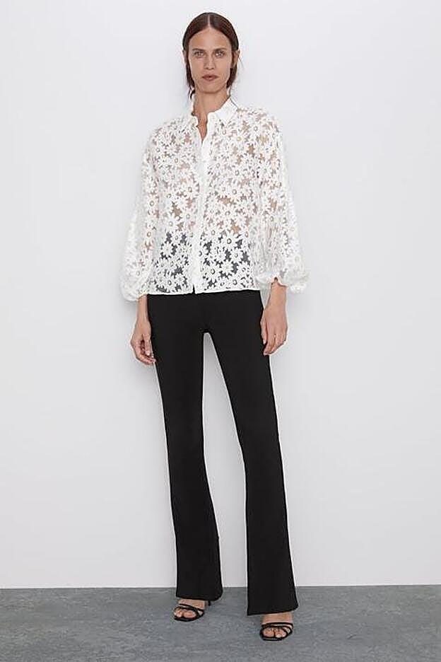 Camisa margaritas de Zara. (29,95 euros).