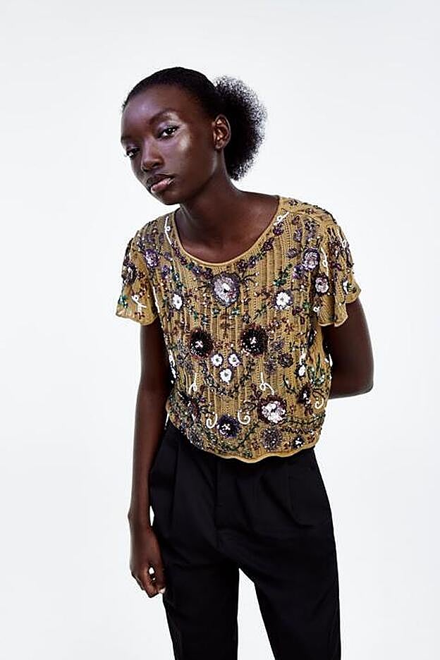 Este top cuenta con detalle de lentejuelas y abalorios bordados como estampado floral.
