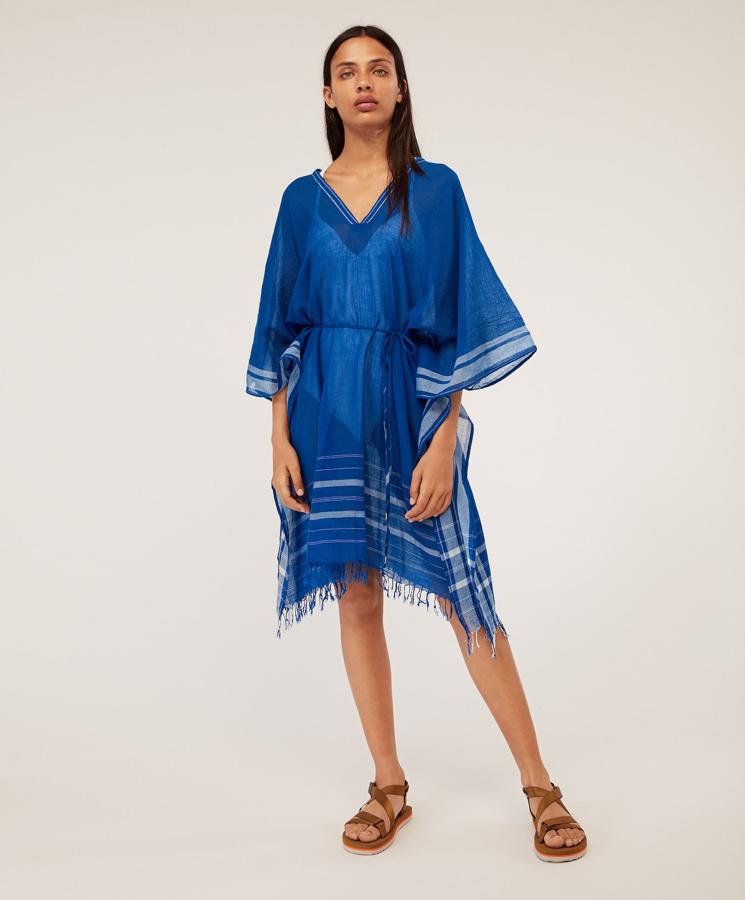 Túnica azul con detalles en blanco rematada con flecos. En las rebajas de Oysho pasa de 22.99 a 7.99 euros.