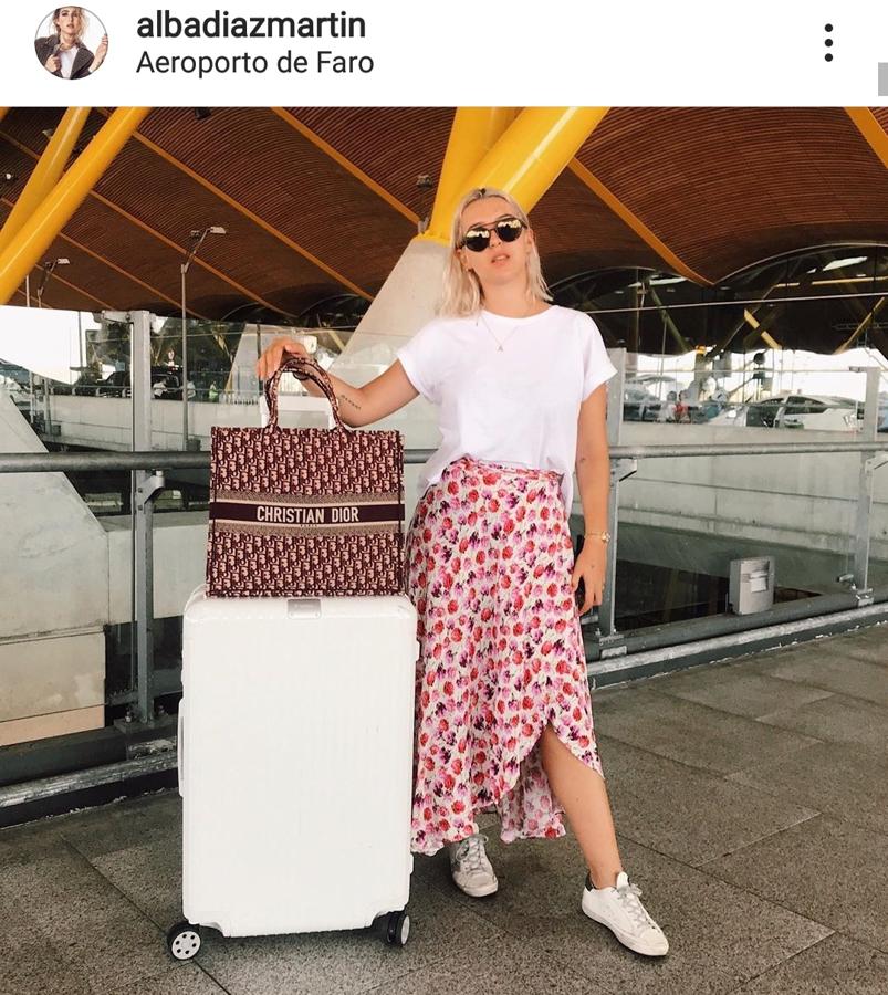 Alba Díaz no se separa de esta falda midi estampada de Zara, que tampoco ha dudado en combinar con sus sneakers favoritas y una camiseta básica de manga corta ¡Todo un lookazo!