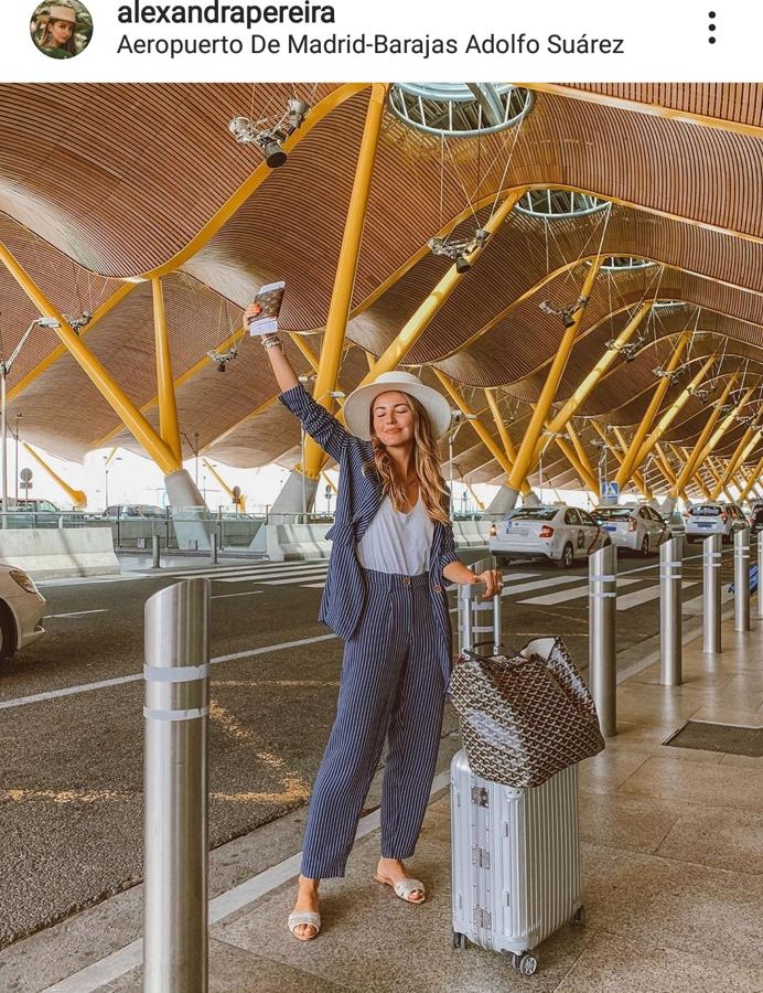 Alexandra Pereira nos conquistó por completo al comienzo de su luna de miel con un traje de Lovely Pepa Collection que te advertimos sería  tu mejor inversión del verano  ¿La razón? Es súper elegante, fresquito, vale como look de oficina, como look de diario, su estampado adelgaza y ambas prendas son súper versátiles.