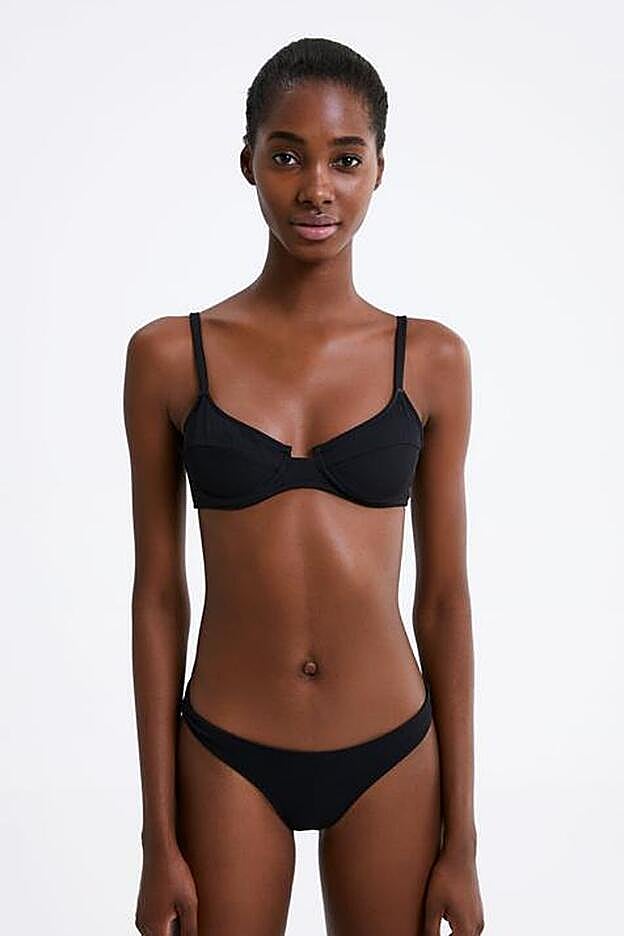 Blanca suárez ha llevado en sus vacaciones este bikini rebajado de Zara.